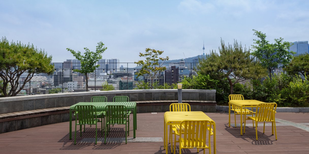 仁寺洞館屋頂露台的彩色桌椅