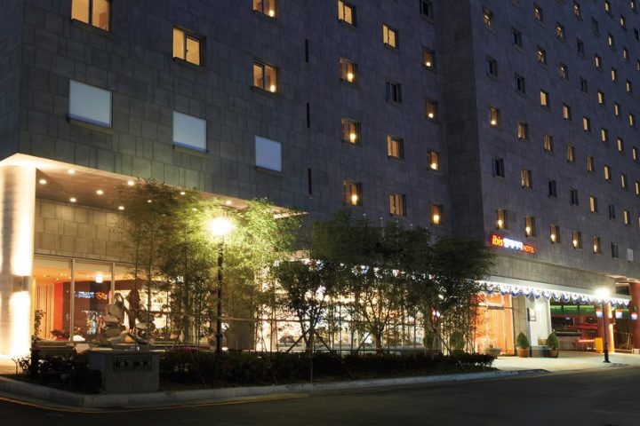 首爾仁寺洞宜必思大使酒店的夜間外觀