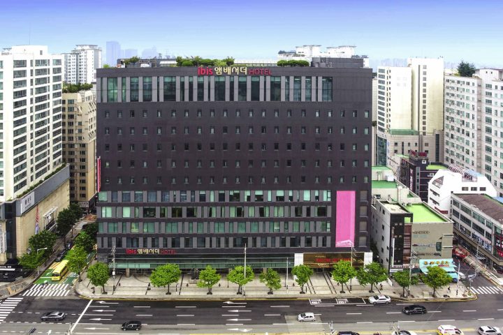 水原宜必思大使酒店的大樓外觀