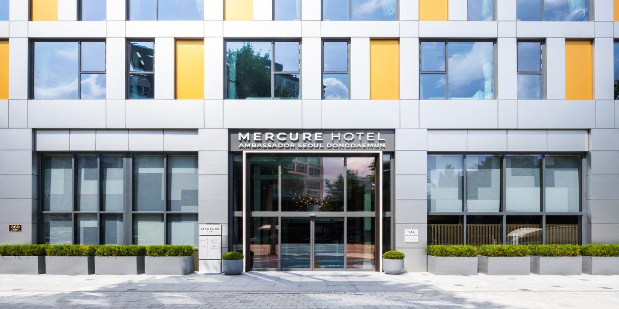 東大門美居館的 MERCURE HOTEL 玻璃門入口