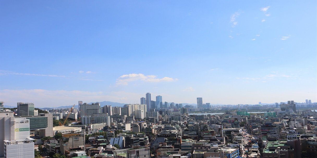 從弘大美居館高樓眺望的首爾市區