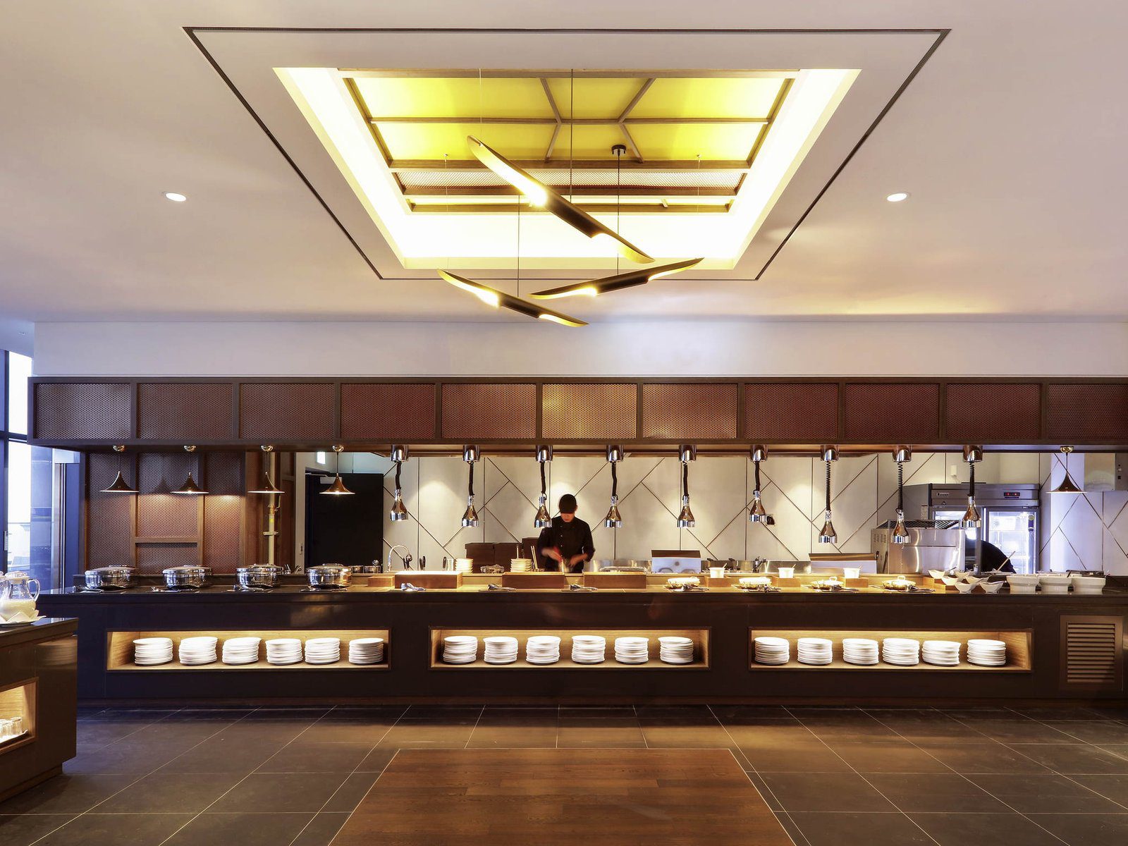 OPUS 餐廳的開放式廚房與自助餐檯