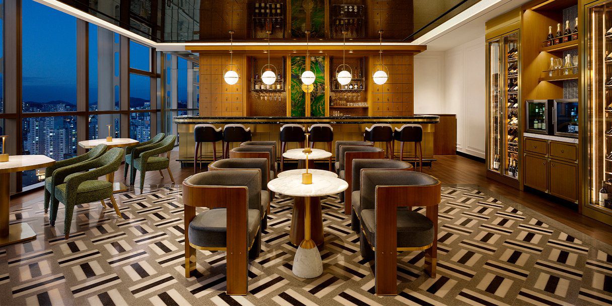 納魯美憬閣館 Bar Voisin 的吧檯與皮革座椅