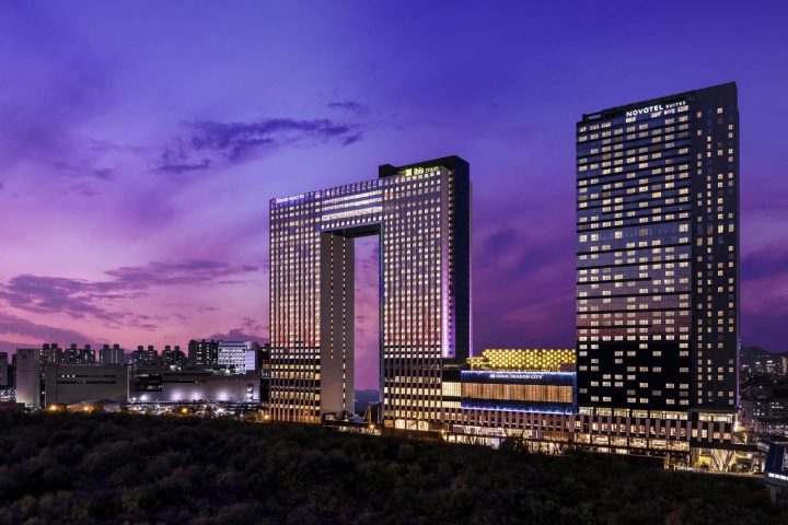 首爾龍山諾富特套房大使酒店所在的首爾龍城園區大樓夜景