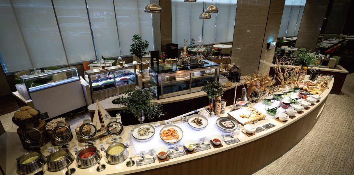 The Square 自助餐廳的弧形餐台與冷盤