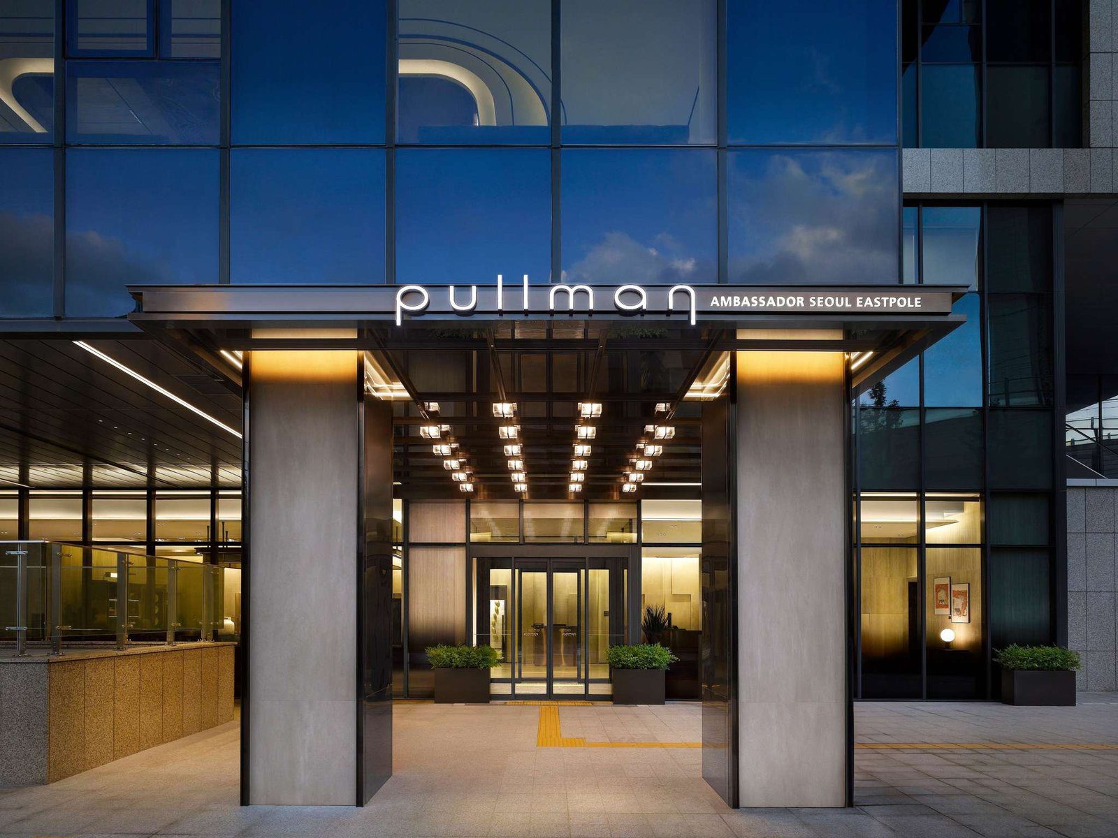 Eastpole 鉑爾曼正門入口與 pullman 招牌雨遮