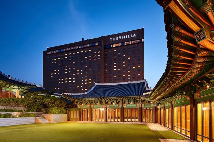首爾新羅酒店的夜間主樓與前方傳統建築