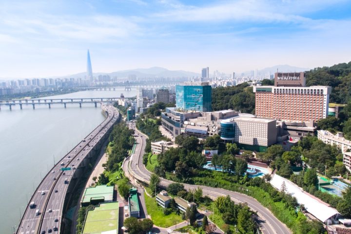 首爾格蘭德華克山莊主樓與漢江白天景觀