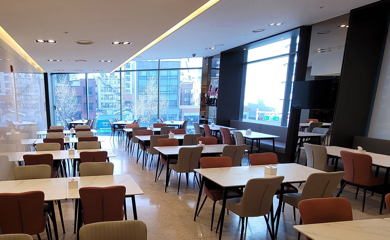 東大門館早餐餐廳的桌椅