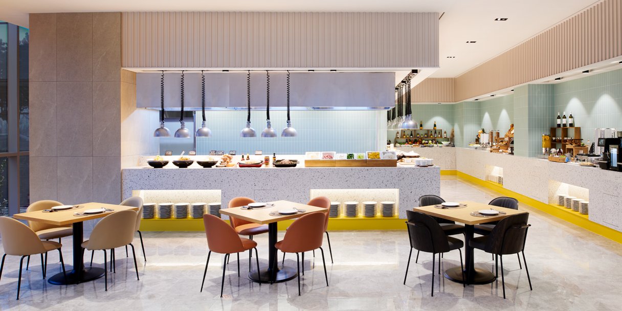 仁川機場宜必思尚品館 La Cuisine 餐廳的餐檯與桌椅