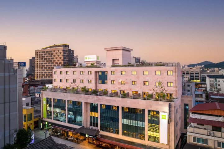 全州市中心宜必思尚品大使酒店的大樓外觀