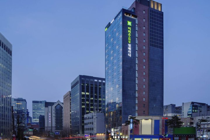 首爾明洞宜必思尚品大使酒店的大樓夜景