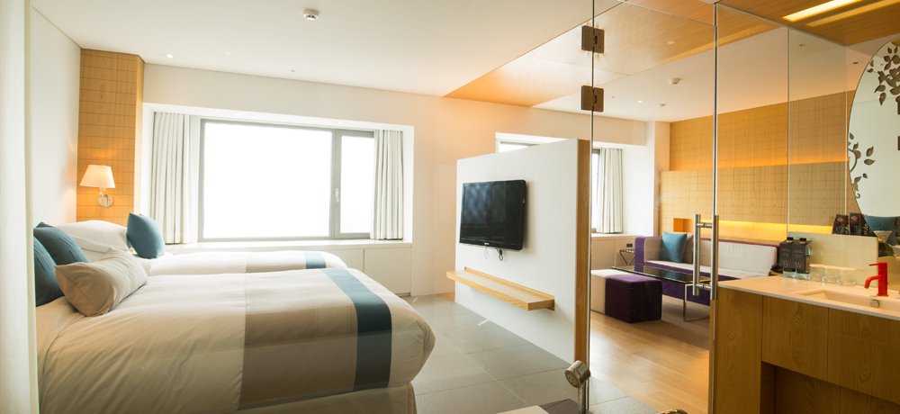 首爾格蘭德華克山莊的 Deluxe Suite 客房床鋪