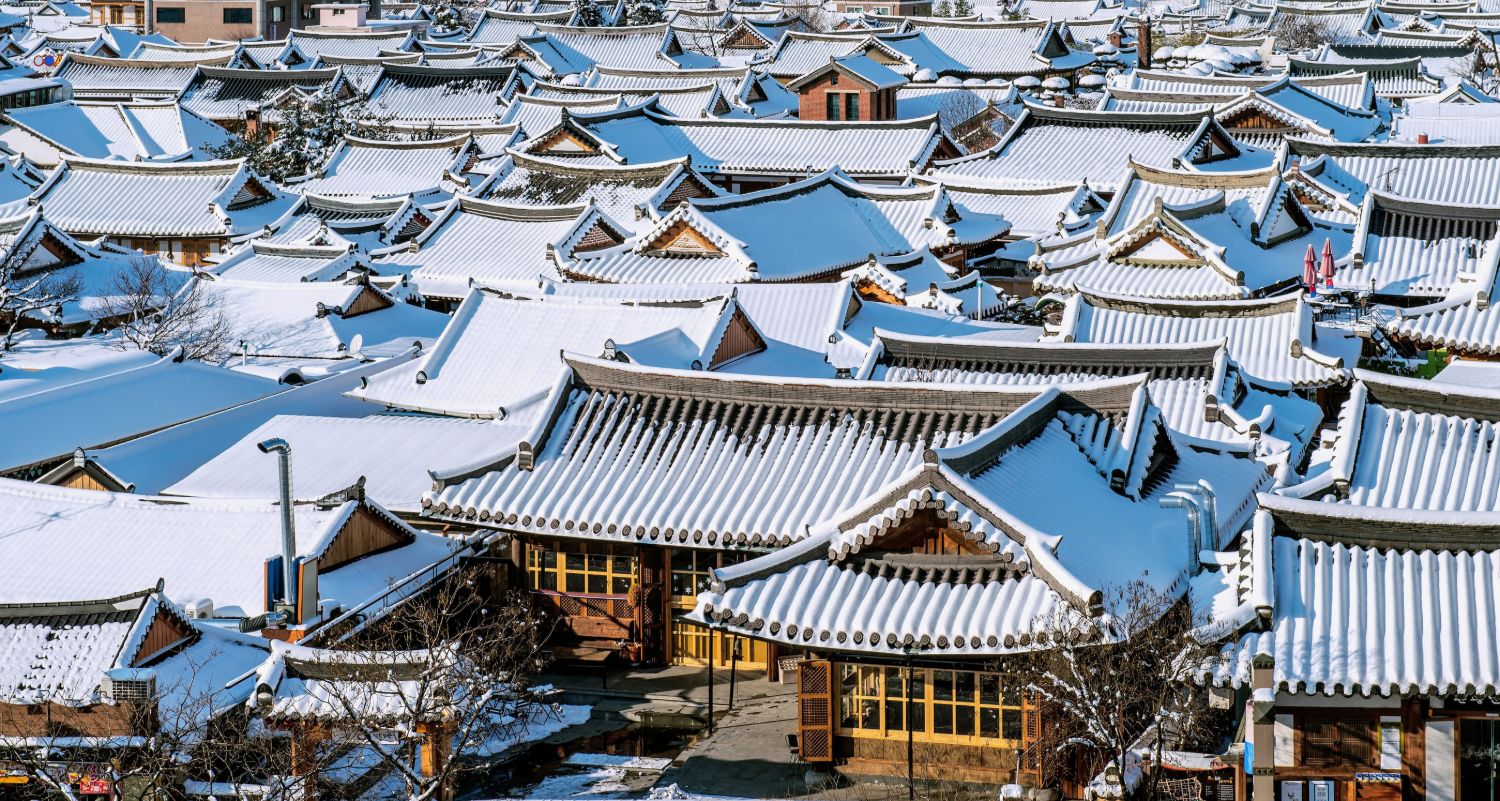 白雪覆蓋的韓國傳統韓屋村屋頂冬季景觀
