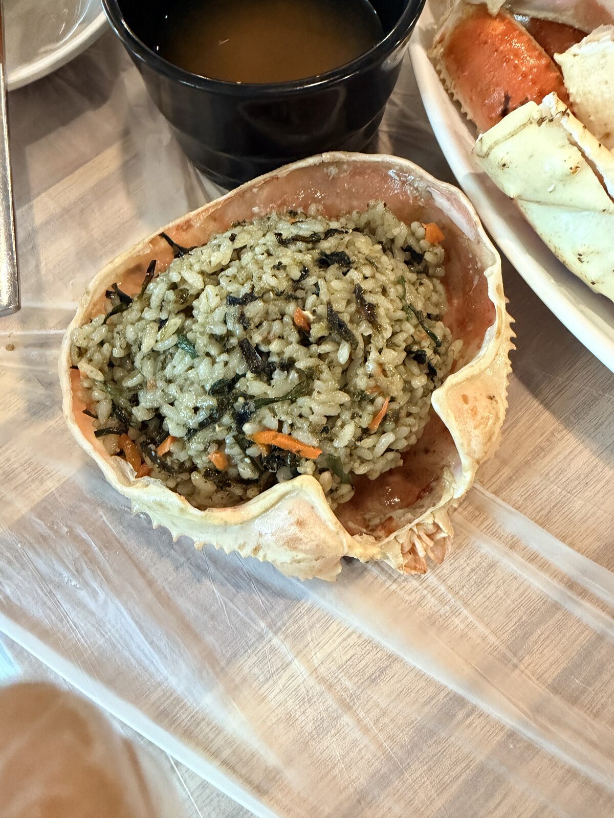 盛在蟹殼中的海苔蔬菜炒飯