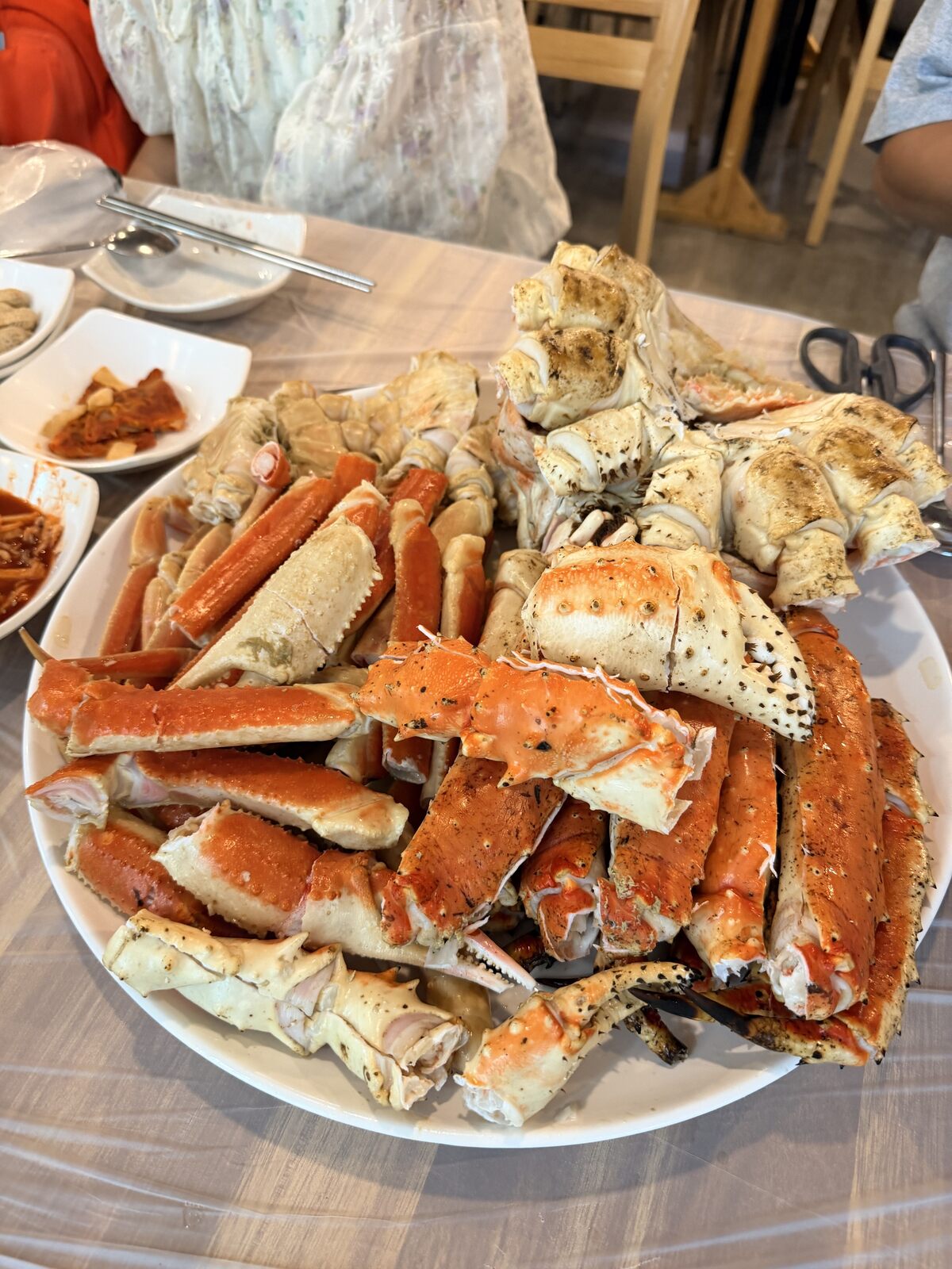 海神킹크랩上桌後已分切的蟹腳與蟹身餐盤