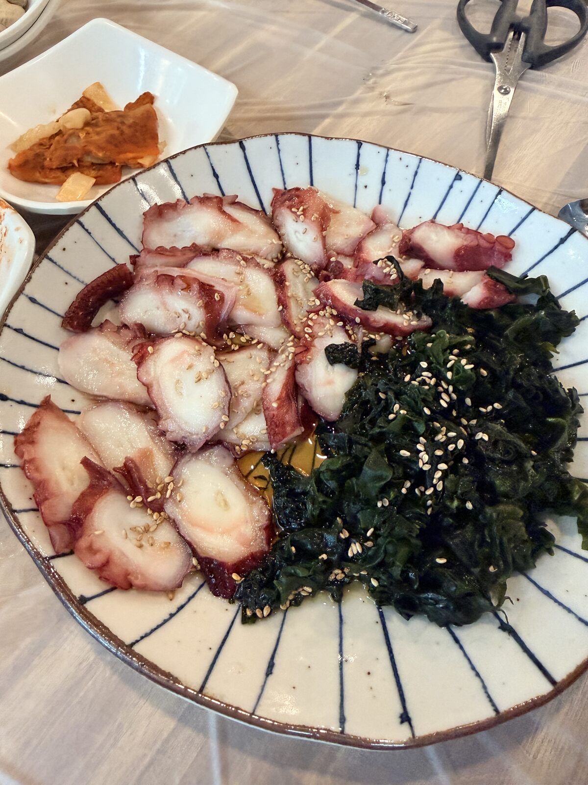 切片章魚搭配海藻與芝麻的近拍