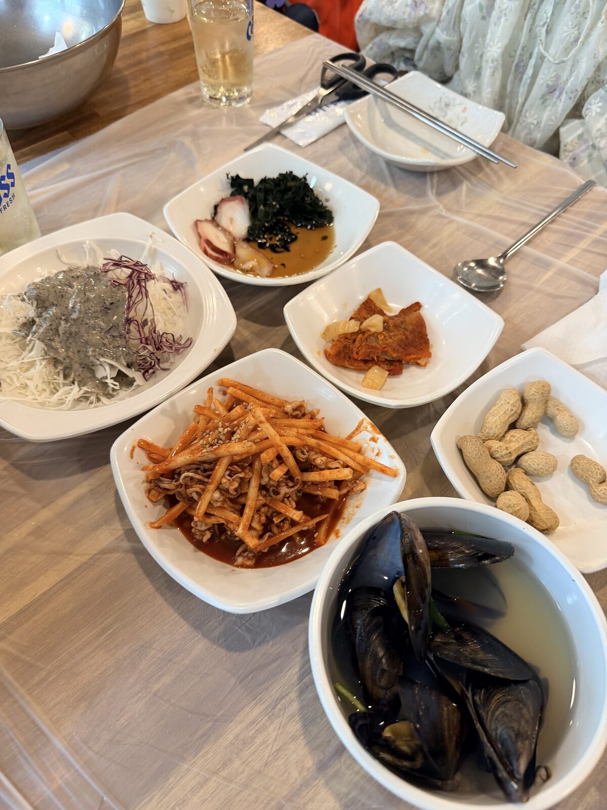 海神킹크랩餐桌上的貽貝湯、花生、泡菜與數道海鮮小菜