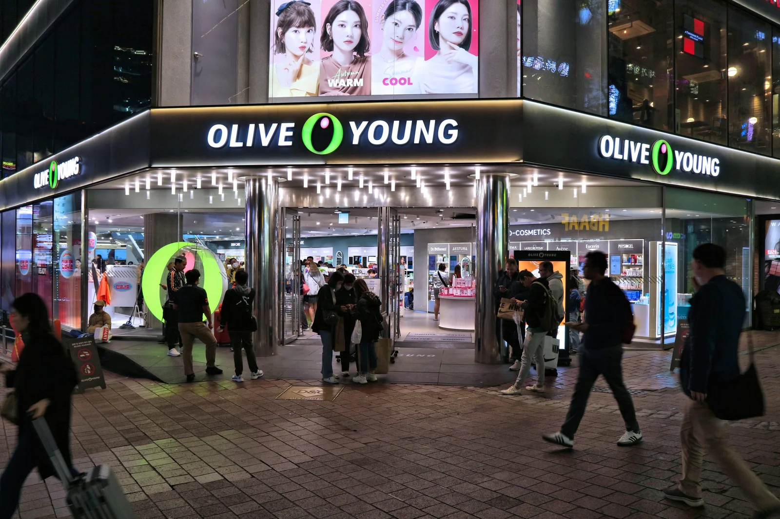 首爾明洞與弘大商圈熱門 Olive Young 旗艦門市夜晚逛街人潮與店面外觀