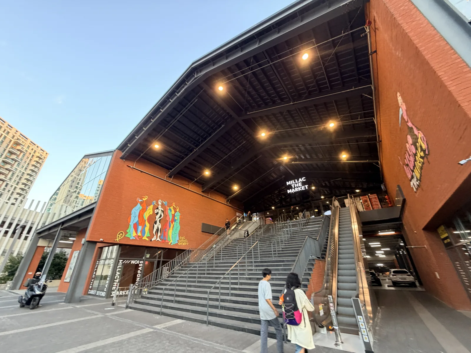 Millac The Market 外觀，入口大階梯與彩色壁畫