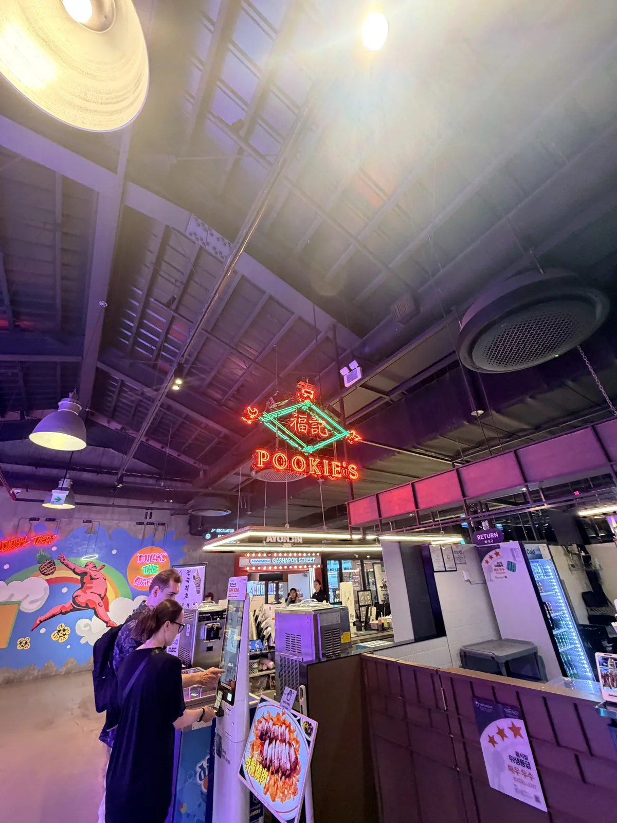 Millac The Market 館內 POOKIE'S 的霓虹招牌