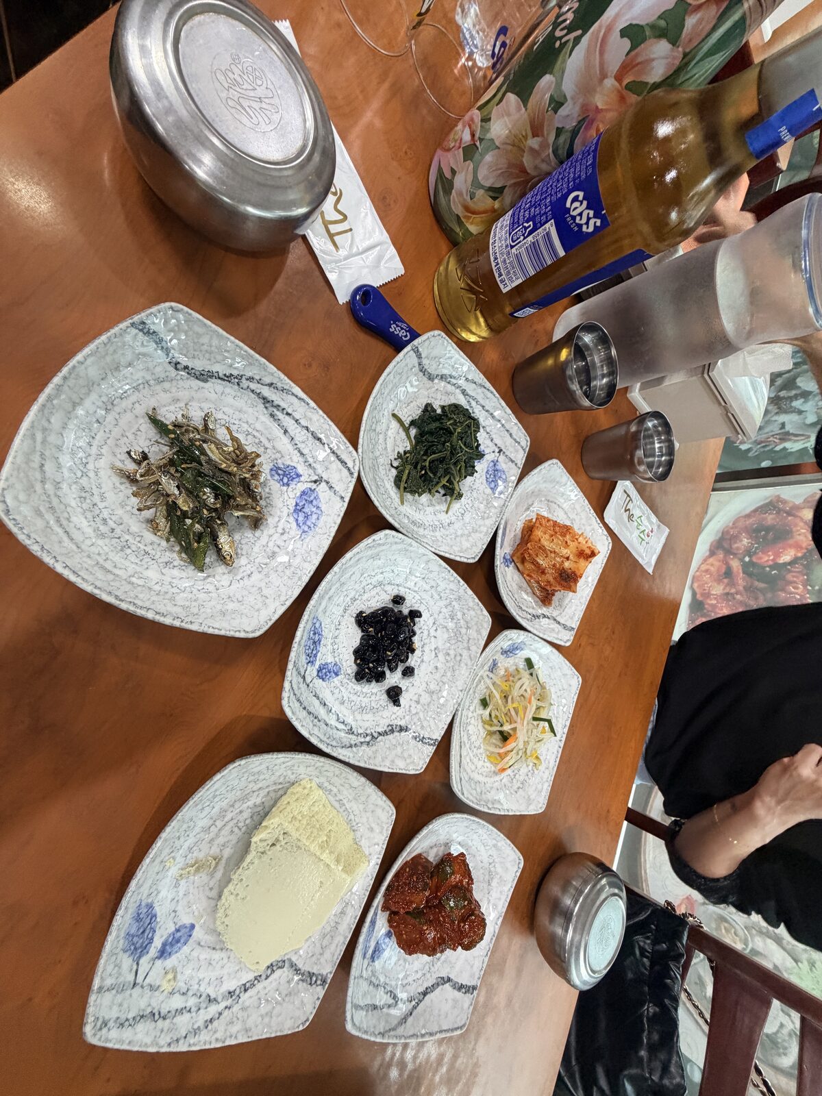 三姬章魚上桌的豆腐泡菜豆芽黑豆與小魚乾小菜