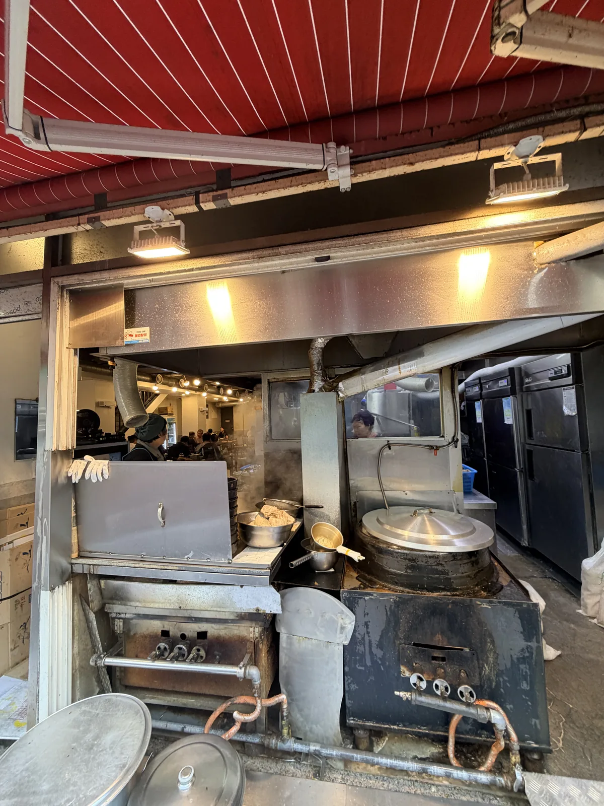 松亭三代國飯店外的熬湯大鍋與廚房爐台