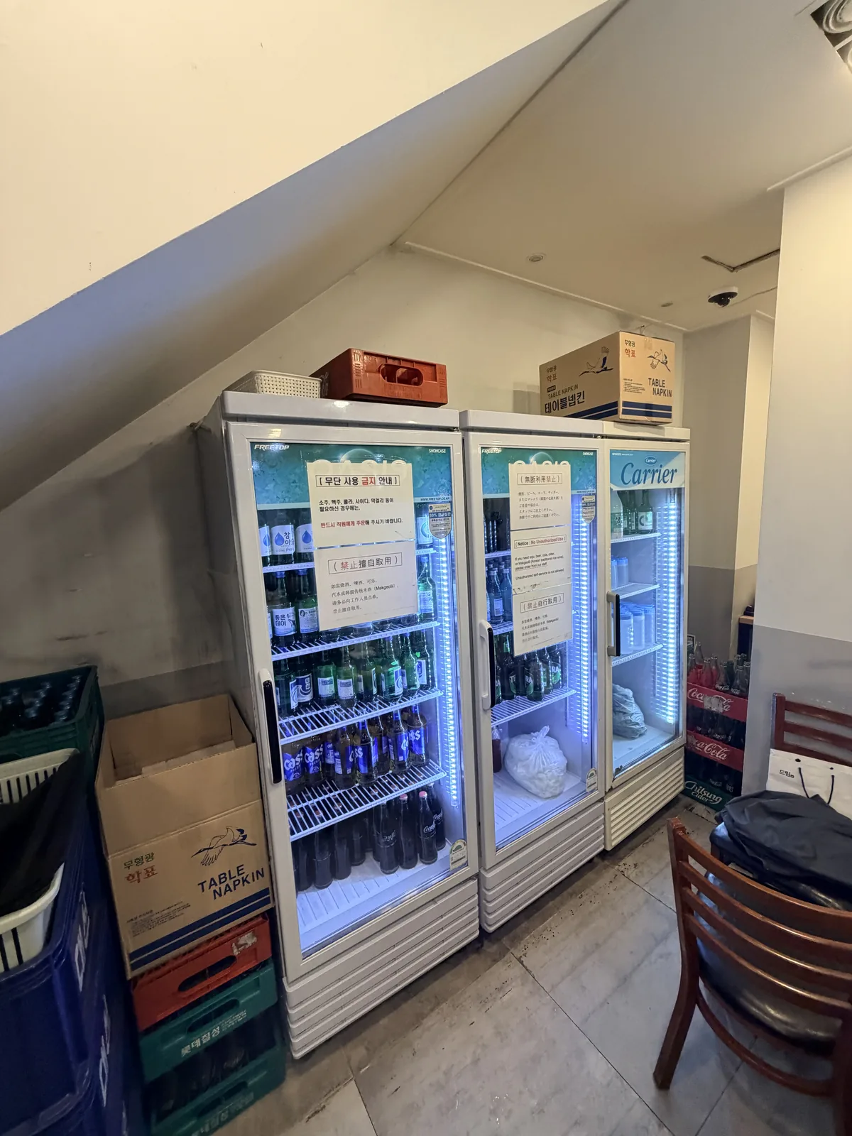 松亭三代國飯店內飲料冰箱，燒酒、啤酒與汽水