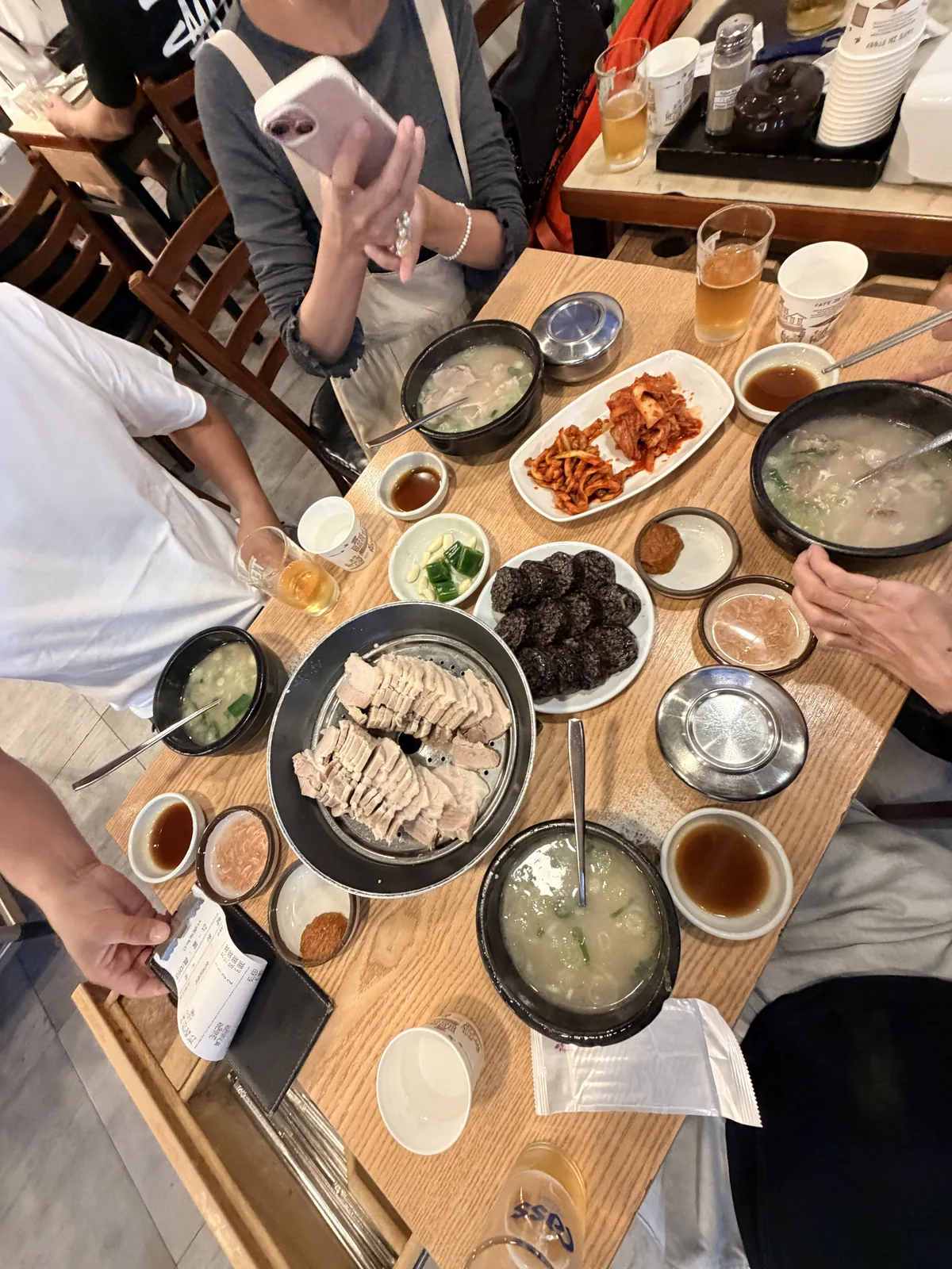 一群旅客在松亭三代國飯併桌吃豬肉湯飯與白切肉