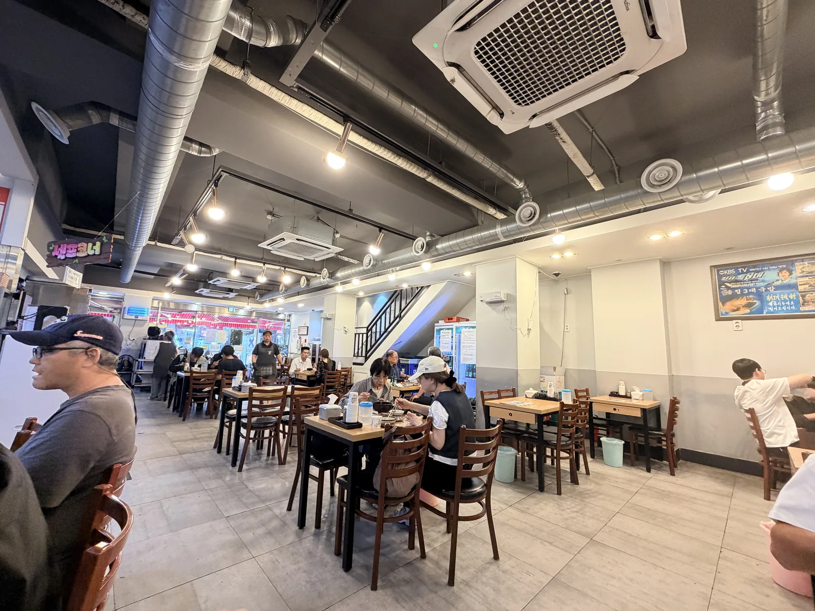 松亭三代國飯店內用餐區，客人坐滿多張餐桌