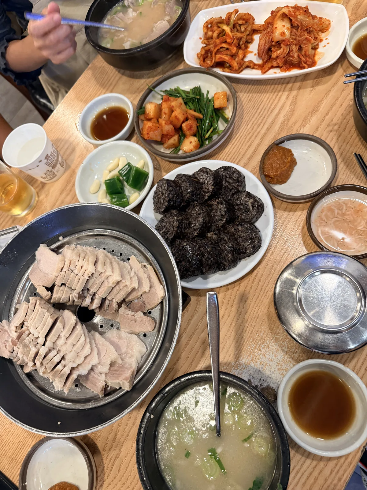 松亭三代國飯一桌菜：白切豬肉蒸盤、糯米血腸、豬肉湯飯與小菜