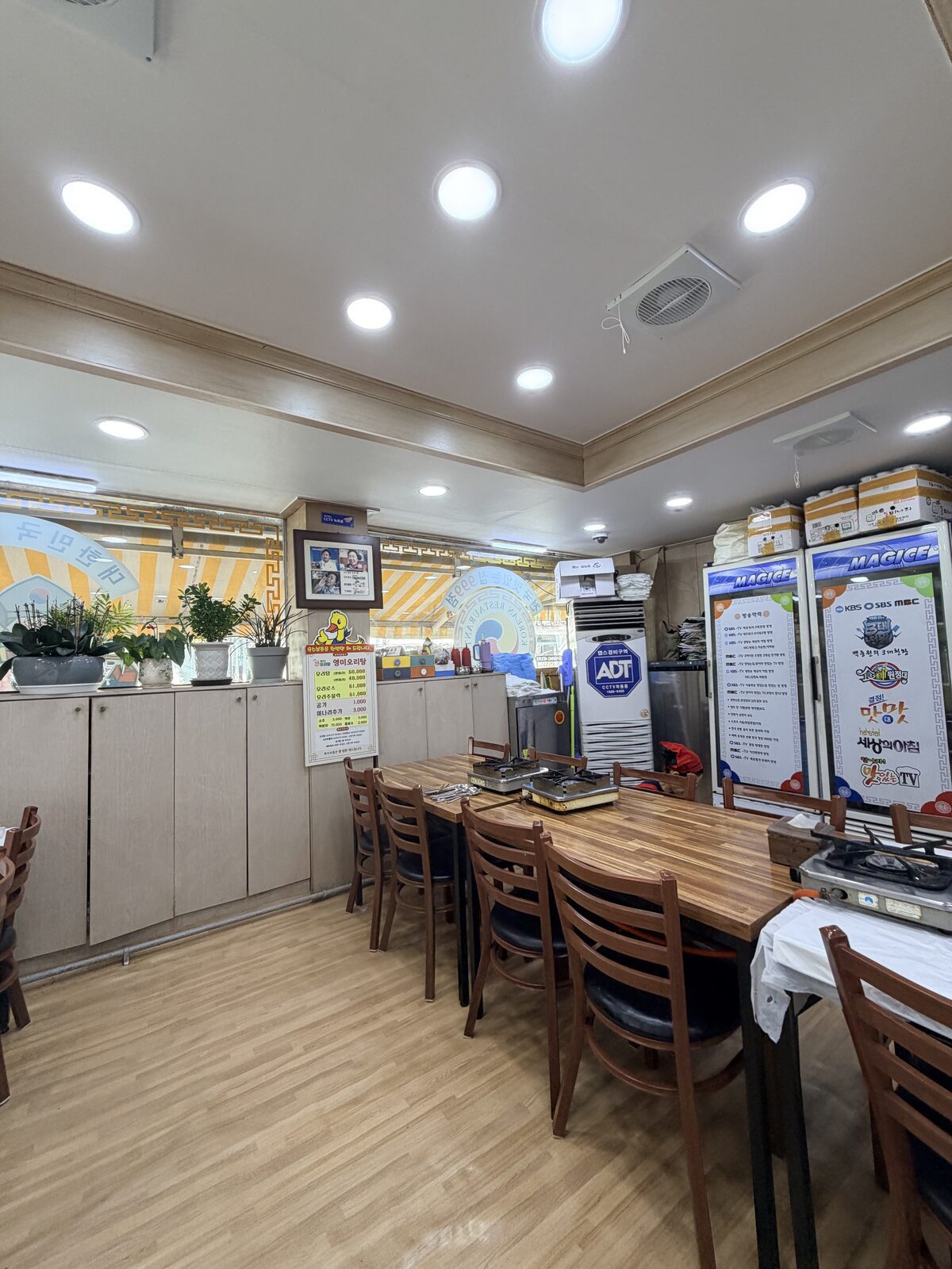 英美鴨肉湯店內木桌座位與桌上瓦斯爐
