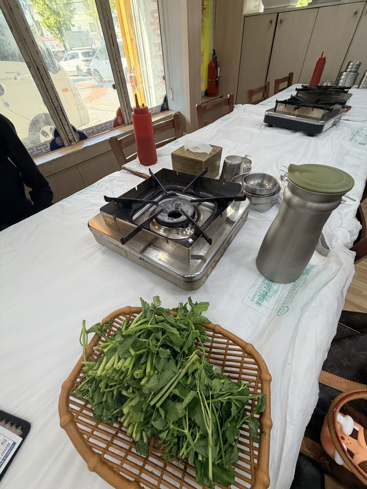 英美鴨肉湯桌邊一籃新鮮水芹菜