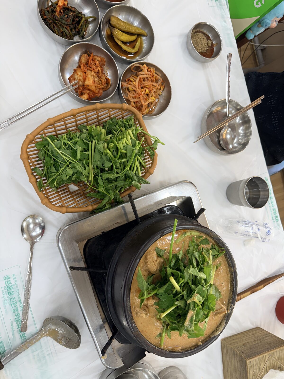 英美鴨肉湯與水芹菜、小菜一同上桌